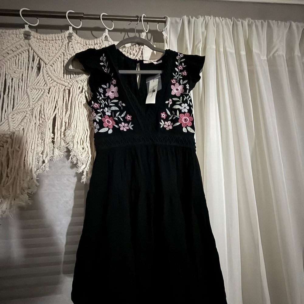 🖤🩷 Adorable Kelsie Embroidered Crochet Mini Dress
Size Xs brand new! - Picture 3 of 3